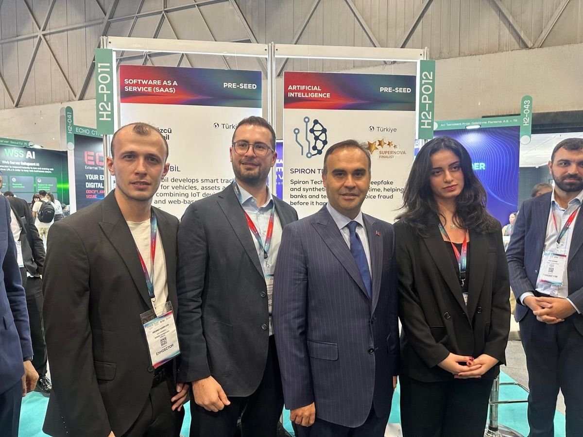 Mehmet Fatih Kacır, Minister of Industry and Technology, with the Spiron team at the stand